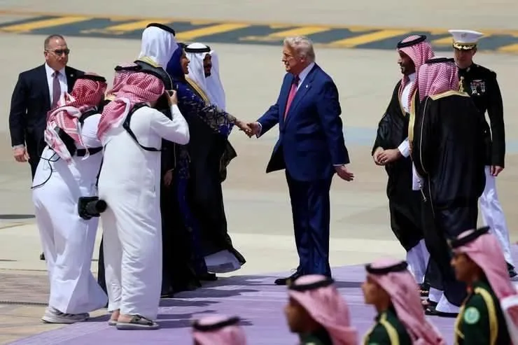 عاجل.. لماذا اختارت السعودية سجادة أرجوانية لاستقبال «ترامب» بدلاً من الحمراء؟ عاجل.. لماذا اختارت السعودية سجادة أرجوانية لاستقبال «ترامب» بدلاً من الحمراء؟