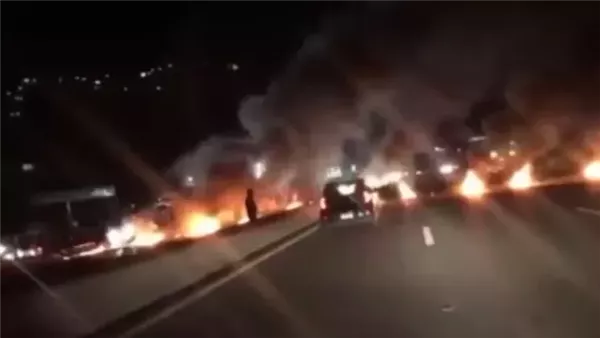 عاجل.. محتجون يقطعون طريق طرابلس والزاوية وصرمان مطالبين بإسقاط الهيئات السياسية الحالية عاجل.. محتجون يقطعون طريق طرابلس والزاوية وصرمان مطالبين بإسقاط الهيئات السياسية الحالية