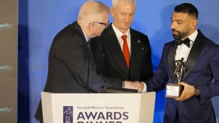 عاجل.. محمد صلاح يحصل على جائزة أفضل لاعب في الدوري الإنجليزي لموسم “2024-2025” عاجل.. محمد صلاح يحصل على جائزة أفضل لاعب في الدوري الإنجليزي لموسم “2024-2025”