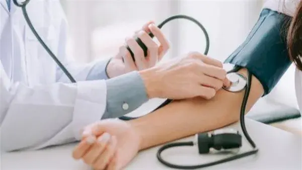 عادات يومية ترفع ضغط الدم دون أن تشعر عادات يومية ترفع ضغط الدم دون أن تشعر