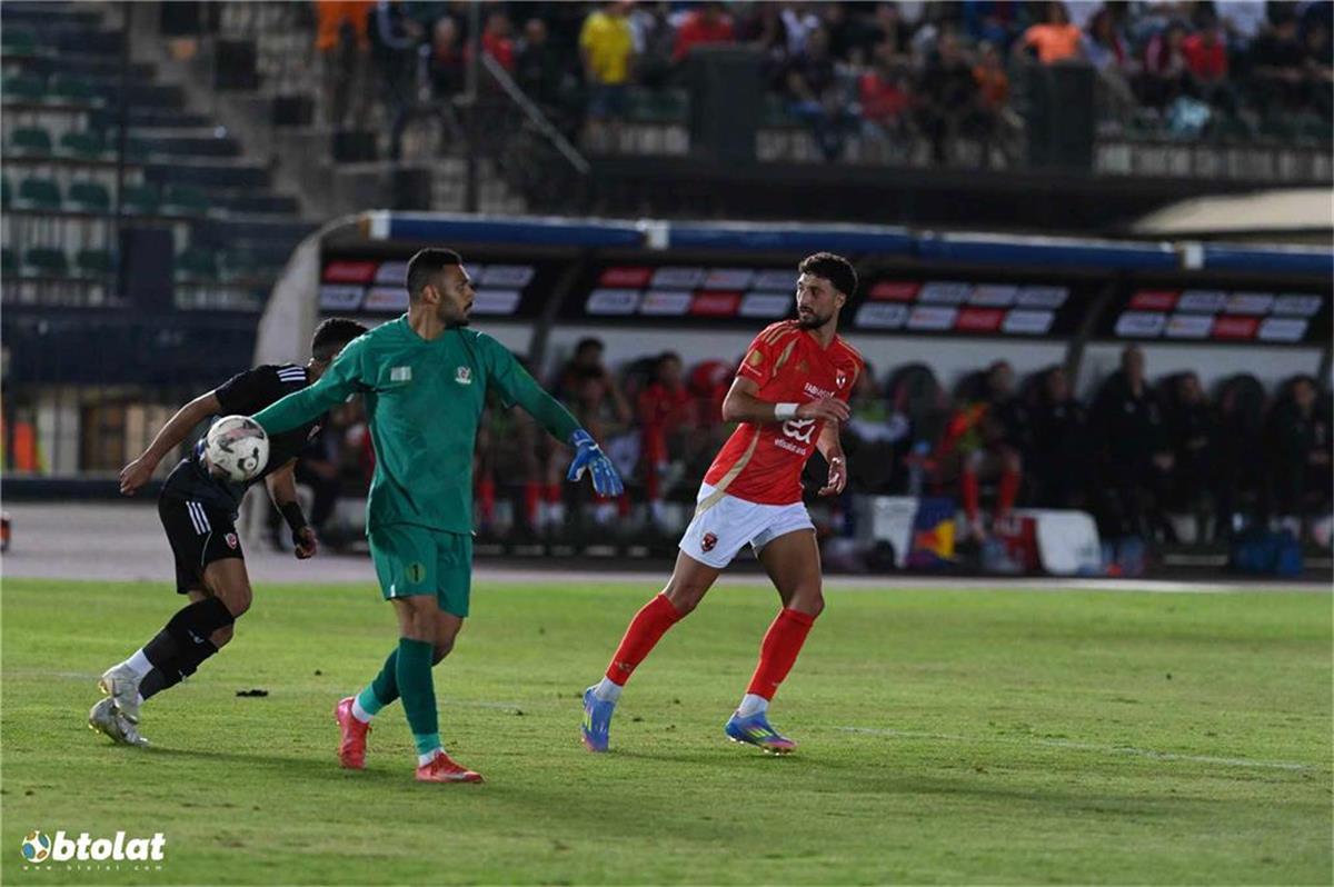 عادل عبد الرحمن: لاعب الأهلي “ميقعدش لحد في مصر”.. والدفاع غير جيد عادل عبد الرحمن: لاعب الأهلي “ميقعدش لحد في مصر”.. والدفاع غير جيد