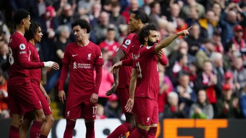 عالم كرة القدم يقف مع ليفربول بعد حادث الدهس أثناء احتفالاته بلقب الدوري