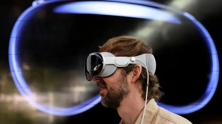 عام كامل من الإطلاق: نظارات Vision Pro من آبل تعاني من انخفاض في رضا المستخدمين عام كامل من الإطلاق: نظارات Vision Pro من آبل تعاني من انخفاض في رضا المستخدمين