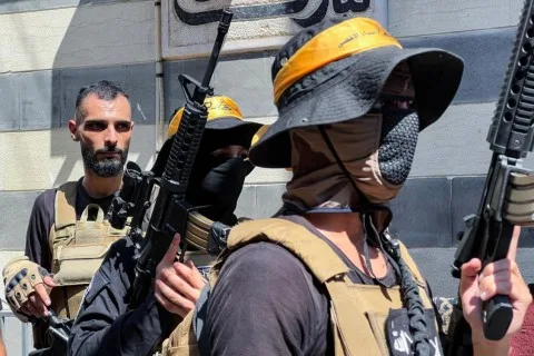 عباس يزور لبنان لإقناع الفصائل الفلسطينية بتسليم سلاحها وإخلاء المخيمات مع أي مظاهر تسلح.. ضغوط عربية لإخلاء لبنان من السلاح بكل أنواعه وحركة “حماس” ستكون العقبة وقد تضع شروطها عباس يزور لبنان لإقناع الفصائل الفلسطينية بتسليم سلاحها وإخلاء المخيمات مع أي مظاهر تسلح.. ضغوط عربية لإخلاء لبنان من السلاح بكل أنواعه وحركة “حماس” ستكون العقبة وقد تضع شروطها