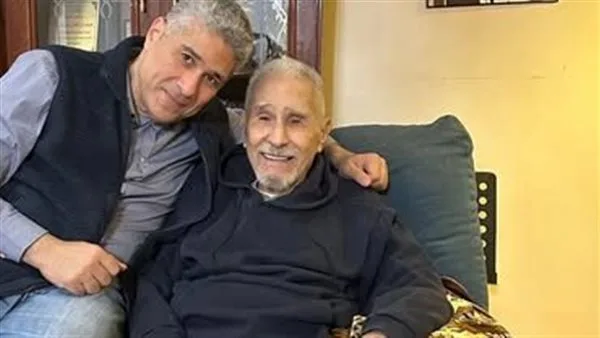 عبد الرحمن أبو زهرة يظهر مجددًا مع ابنه بعد أزمة وقف المعاش عبد الرحمن أبو زهرة يظهر مجددًا مع ابنه بعد أزمة وقف المعاش