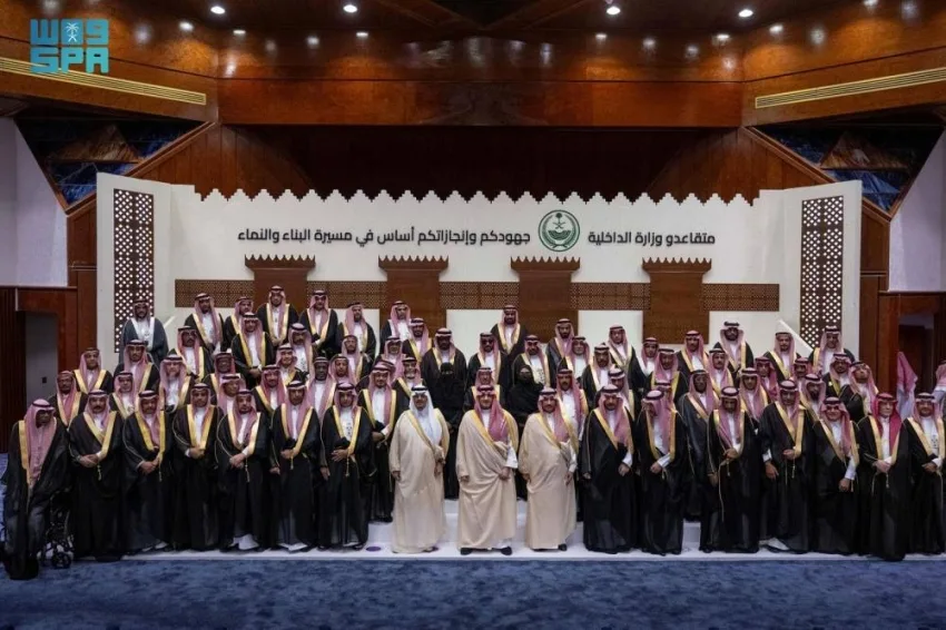عبدالعزيز بن سعود يجتمع بم retirees من القطاعات التابعة لوزارة الداخلية في منطقة مكة عبدالعزيز بن سعود يجتمع بم retirees من القطاعات التابعة لوزارة الداخلية في منطقة مكة