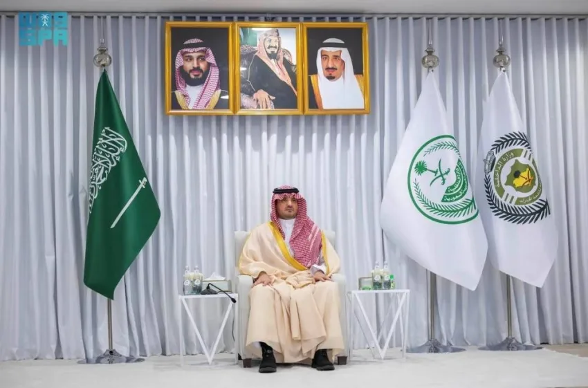 عبدالعزيز بن سعود يجتمع مع مدير وكبار المسؤولين في مكافحة المخدرات بمنطقة مكة