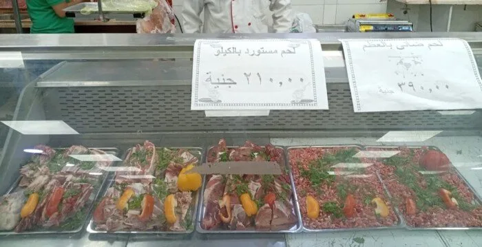 عرض للحوم الطازجة والمجمدة بأسعار مخفضة تحضيرًا لعيد الأضحى في أسيوط: الضأن بـ 390 جنيهًا، والسوداني بـ 285، والمستورد بـ 210.