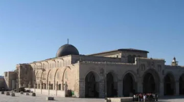 عشرات المستوطنين يقتحمون باحات المسجد الأقصى تحت حماية شرطة الاحتلال