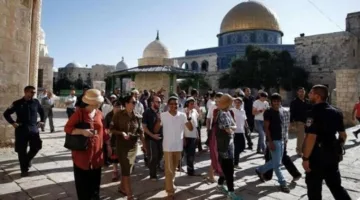 عشرات من المستوطنين يدخلون ساحات المسجد الأقصى برفقة قوات الاحتلال.