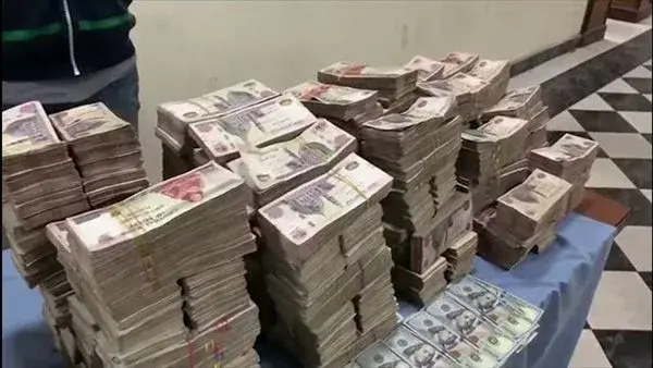 عصابة تسرق أموال المواطنين عن طريق انتحال صفة مسؤولي خدمة العملاء بالبنوك عصابة تسرق أموال المواطنين عن طريق انتحال صفة مسؤولي خدمة العملاء بالبنوك
