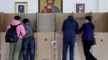 الأستراليون يدلون بأصواتهم في انتخابات يهيمن عليها قضايا الأسعار والمساكن والطاقة