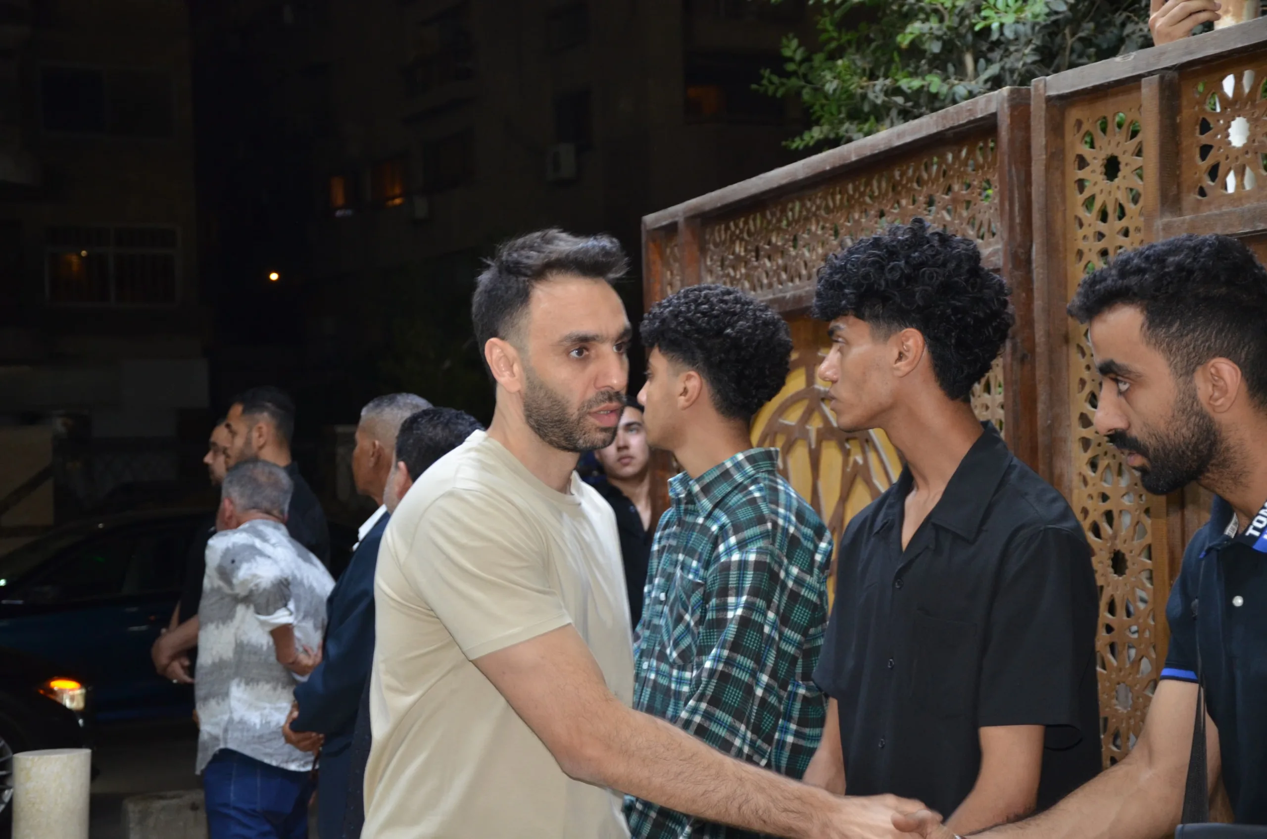عمرو أديب وأشرف زكي في عزاء حماة المنتج محمد السبكي عمرو أديب وأشرف زكي في عزاء حماة المنتج محمد السبكي