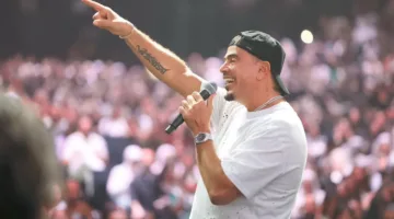 عمرو دياب يشعل “الأرينا” في حضور جماهيري ضخم بالكويت.. صور