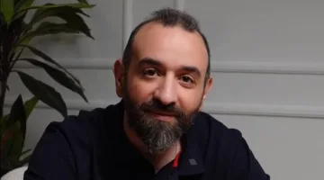 عمرو سلامة: الجدل أحيانًا يكون إيجابيًا.. وأطمح للعمل مع عادل إمام، ومحمد رمضان لم يحقق أفلامًا تتناسب مع موهبته.