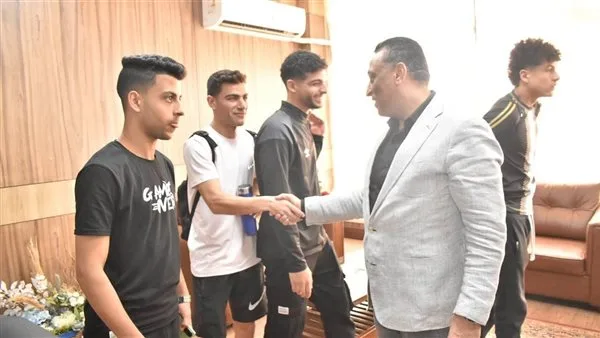 عميد كلية الآداب بطنطا يشجع فريق الكرة قبل المباراة النهائية لكأس البطولة غدًا