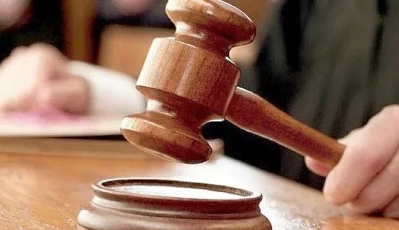 إصدار حكم بالإعدام على امرأة قتلت زوجها باستخدام دواء نفسي وحزام بمساعدة عشيقها. إصدار حكم بالإعدام على امرأة قتلت زوجها باستخدام دواء نفسي وحزام بمساعدة عشيقها.