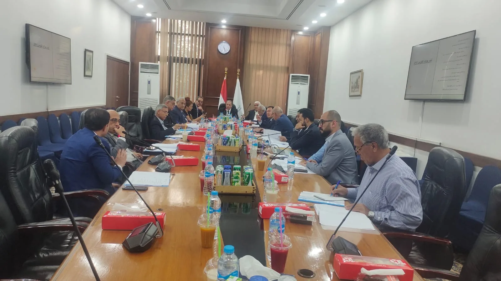غرفة الصناعات الكيماوية تعقد اجتماعها الشهري برئاسة شريف الجبلي لمناقشة مجموعة من القضايا البيئية والتنموية. غرفة الصناعات الكيماوية تعقد اجتماعها الشهري برئاسة شريف الجبلي لمناقشة مجموعة من القضايا البيئية والتنموية.