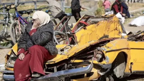 غزة تتعرض للدمار.. الجيش الإسرائيلي يحذر الفلسطينيين من مغادرة بلدتين في خان يونس غزة تتعرض للدمار.. الجيش الإسرائيلي يحذر الفلسطينيين من مغادرة بلدتين في خان يونس
