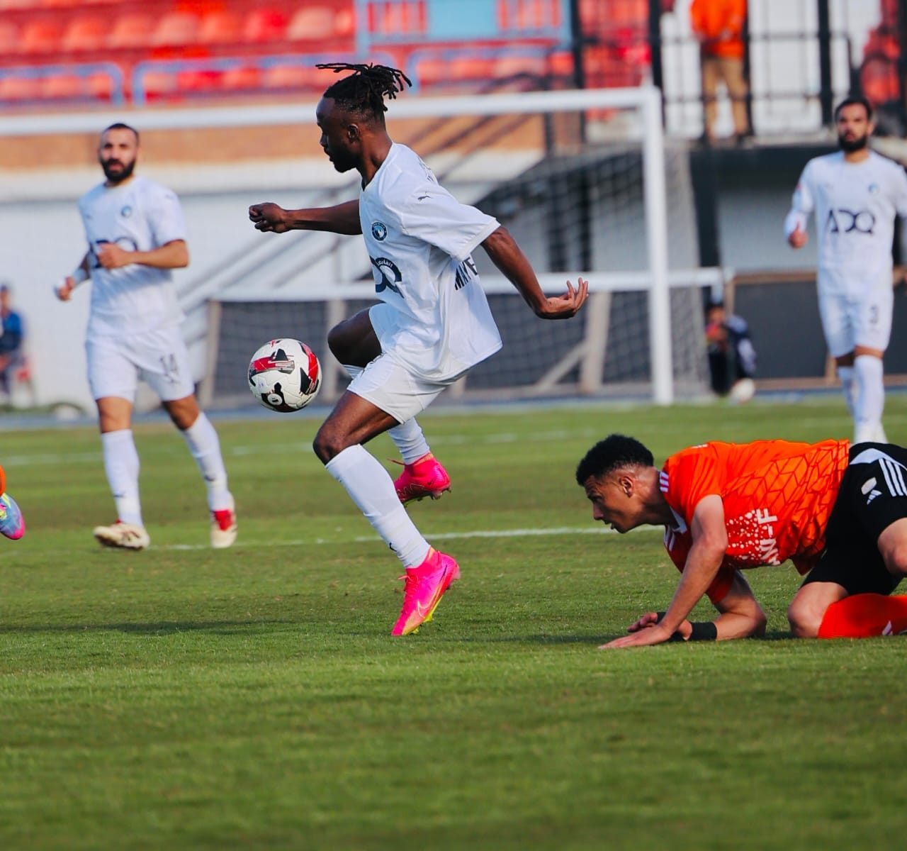 فاركو يهزم بيراميدز 3-2 ويمنح الأهلي قبلة الحياة في الدوري الممتاز فاركو يهزم بيراميدز 3-2 ويمنح الأهلي قبلة الحياة في الدوري الممتاز
