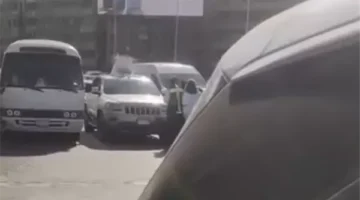 فتاة فوق كوبري أكتوبر تربك المرور وتتحول إلى تريند.. هل كان جنونا أم فنا؟