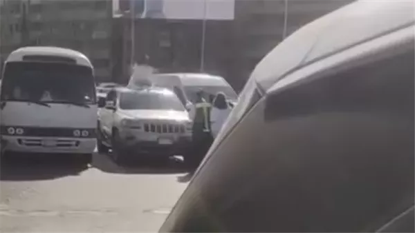فتاة فوق كوبري أكتوبر تربك المرور وتتحول إلى تريند.. هل كان جنونا أم فنا؟ فتاة فوق كوبري أكتوبر تربك المرور وتتحول إلى تريند.. هل كان جنونا أم فنا؟