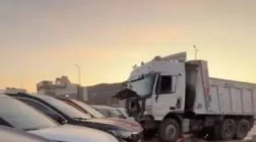 فحص كاميرات المراقبة بمحيط حادث اصطدام تريلا بمعرض سيارات القطامية