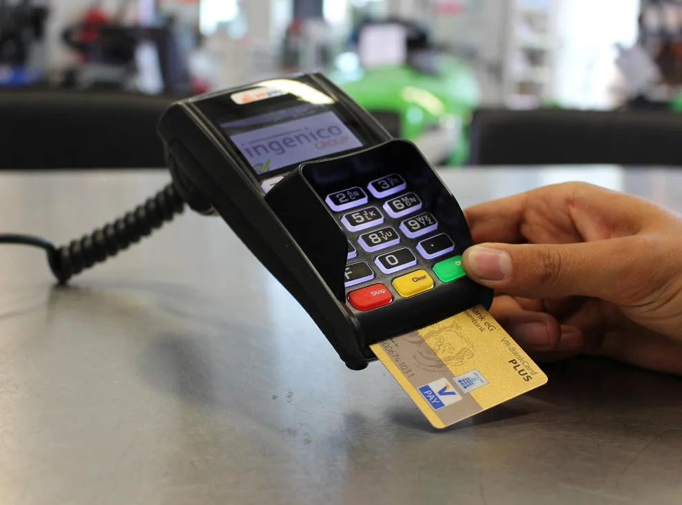 فقط 17% يلجؤون للدفع الرقمي: العوامل النفسية الاجتماعية وراء تفضيل المغاربة للدفع نقداً.