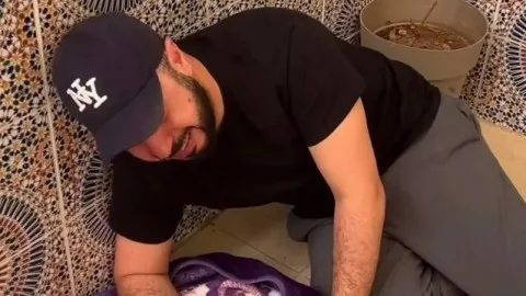 فنان مغربي يتعرض لانتقادات شديدة بسبب عدم إقامة “جنازة لكلبه” فنان مغربي يتعرض لانتقادات شديدة بسبب عدم إقامة “جنازة لكلبه”