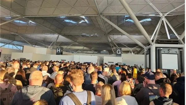 فوضى في مطار ستانستد بسبب عطل تقني.. آلاف المسافرين يفقدون رحلاتهم فوضى في مطار ستانستد بسبب عطل تقني.. آلاف المسافرين يفقدون رحلاتهم