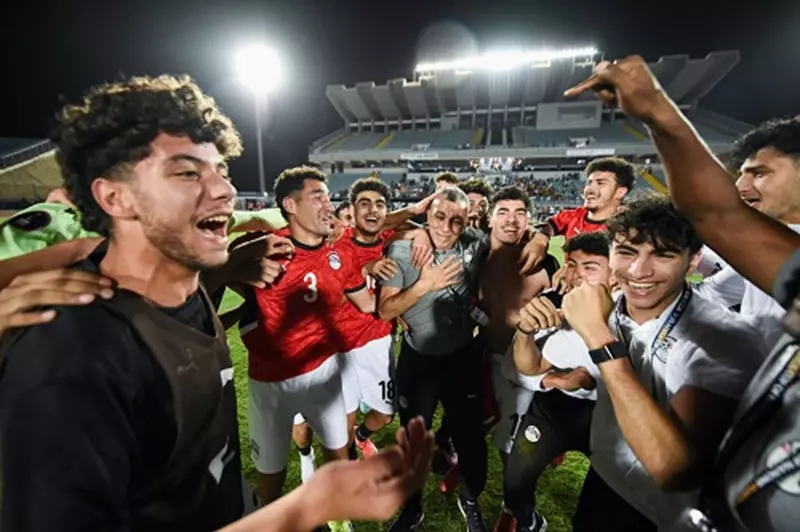 في أجواء مفعمة بالتفاؤل، وزير الشباب والرياضة يساند منتخب الشباب قبل مباراتهم مع المغرب. في أجواء مفعمة بالتفاؤل، وزير الشباب والرياضة يساند منتخب الشباب قبل مباراتهم مع المغرب.