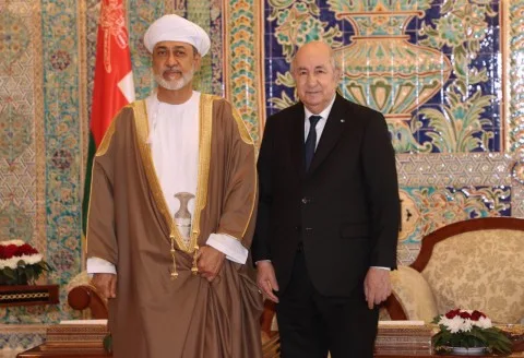 في أول زيارة من نوعها منذ أكثر من 52 عاما.. سلطان عُمان والرئيس الجزائري يترأسان توقيع مذكرات تفاهم لتعزيز التعاون الاستراتيجي (فيديوهات) في أول زيارة من نوعها منذ أكثر من 52 عاما.. سلطان عُمان والرئيس الجزائري يترأسان توقيع مذكرات تفاهم لتعزيز التعاون الاستراتيجي (فيديوهات)