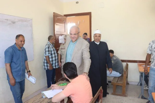 في اليوم الأول، محافظ القليوبية يزور لجان امتحانات الثانوية الأزهرية. في اليوم الأول، محافظ القليوبية يزور لجان امتحانات الثانوية الأزهرية.