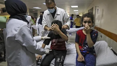 في خضم الإبادة.. المستشفيات الميدانية في غزة تعالج الجرحى برغم قلة الإمكانيات في خضم الإبادة.. المستشفيات الميدانية في غزة تعالج الجرحى برغم قلة الإمكانيات