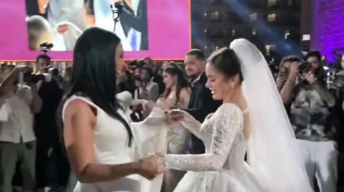 في لحظة مؤثرة.. بكاء رنا رئيس في حضن والدتها خلال حفل زفافها في لحظة مؤثرة.. بكاء رنا رئيس في حضن والدتها خلال حفل زفافها
