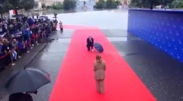 في لحظة مؤثرة، رئيس وزراء ألبانيا يجثو على ركبته أمام نظيرته الإيطالية تحت الأمطار.