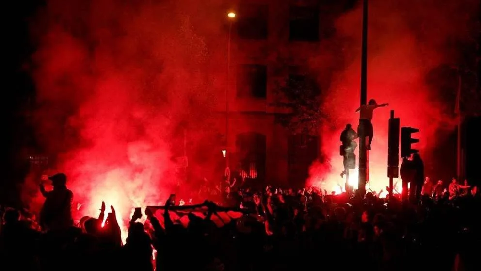 فيديو – اعتقال 47 شخصا بعد فوضى نصف نهائي دوري أبطال أوروبا فيديو – اعتقال 47 شخصا بعد فوضى نصف نهائي دوري أبطال أوروبا
