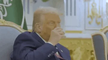 فيديو جديد: ترامب استهلك الفنجان بالكامل وطلب المزيد.