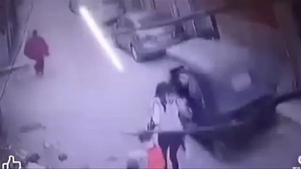 فيديو متداول لخطف طفل داخل «توك توك» يثير الجدل.. والأمن يكشف: الواقعة تعود لي يناير والخاطف والده فيديو متداول لخطف طفل داخل «توك توك» يثير الجدل.. والأمن يكشف: الواقعة تعود لي يناير والخاطف والده