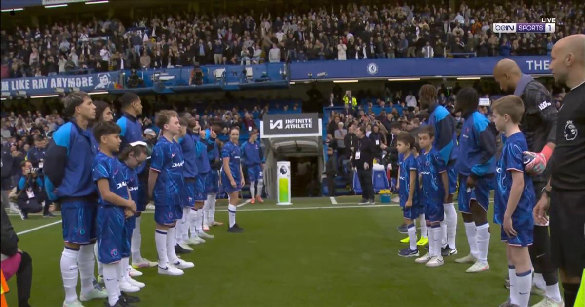 فيديو | ممر شرفي من تشيلسي لـ ليفربول بعد التتويج بلقب الدوري الإنجليزي فيديو | ممر شرفي من تشيلسي لـ ليفربول بعد التتويج بلقب الدوري الإنجليزي