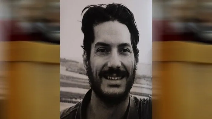 فُقد قبل 14 عامًا.. العثور على رفات الصحفي الأمريكي أوستن تايس في مقبرة بسوريا فُقد قبل 14 عامًا.. العثور على رفات الصحفي الأمريكي أوستن تايس في مقبرة بسوريا
