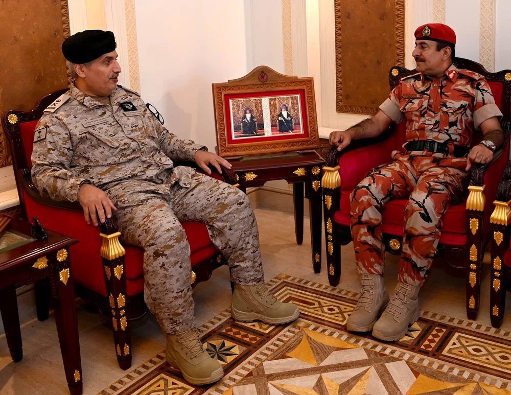 قائد الجيش السلطاني يرحب برئيس وفد هيئة إمدادات القوات المسلحة السعودية