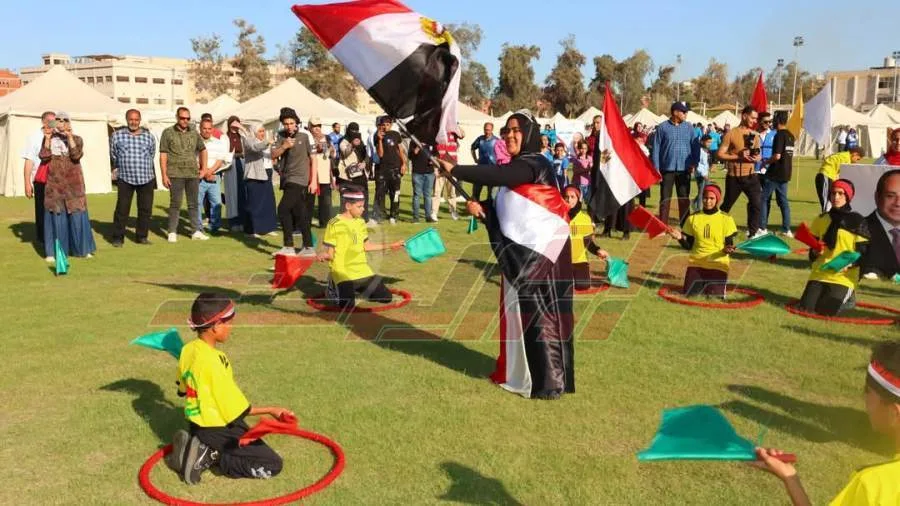 قائد الدفاع الشعبي والعسكري يقوم بزيارة لمخيم الإيواء الطارئ في نادي سخا الرياضي
