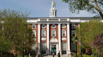 قاضية تضع حداً لقرار إدارة بايدن الذي يمنع جامعة هارفارد من استقبال الطلاب الدوليين.