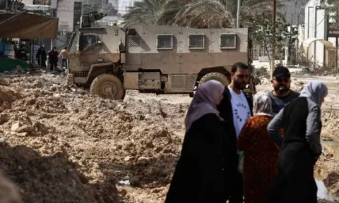 قبالة “نور شمس”.. الفلسطينية ميسر تراقب بحسرة هدم إسرائيل مخيمها قبالة “نور شمس”.. الفلسطينية ميسر تراقب بحسرة هدم إسرائيل مخيمها