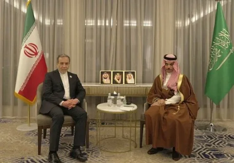 قبل زيارة ترامب.. بن فرحان وعراقجي يبحثان توسيع التعاون وتحديات إقليمية قبل زيارة ترامب.. بن فرحان وعراقجي يبحثان توسيع التعاون وتحديات إقليمية
