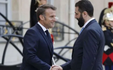 باريس.. ماكرون يستقبل الشرع لدى وصوله للإليزيه باريس.. ماكرون يستقبل الشرع لدى وصوله للإليزيه