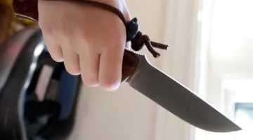 قرار يتعلق بثلاثة طلاب اعتدوا على شخص آخر بسبب شقيقته في أكتوبر.