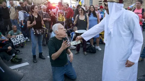 “قطر غيت” أمّ الفضائح.. والمخفي أعظم: هكذا اخترقت المخابرات القطريّة قدس أقداس الكيان وفعلّت جواسيس مُقابل الأموال.. القضية تطال جنرالاً بالجيش وضابط (موساد) وعملاء (شاباك).. كيف انتقلت أموال الرشاوى للكيان وتمّ غسلها؟ “قطر غيت” أمّ الفضائح.. والمخفي أعظم: هكذا اخترقت المخابرات القطريّة قدس أقداس الكيان وفعلّت جواسيس مُقابل الأموال.. القضية تطال جنرالاً بالجيش وضابط (موساد) وعملاء (شاباك).. كيف انتقلت أموال الرشاوى للكيان وتمّ غسلها؟