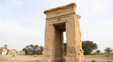 قنا تناقش تخصيص أرض لإقامة فندق سياحي